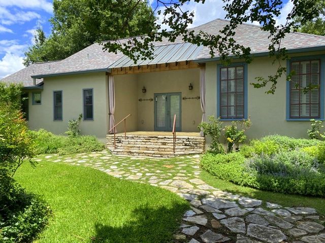 705 W Main St, Kerrville, TX 78028