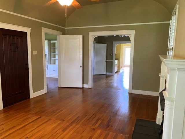 705 W Main St, Kerrville, TX 78028