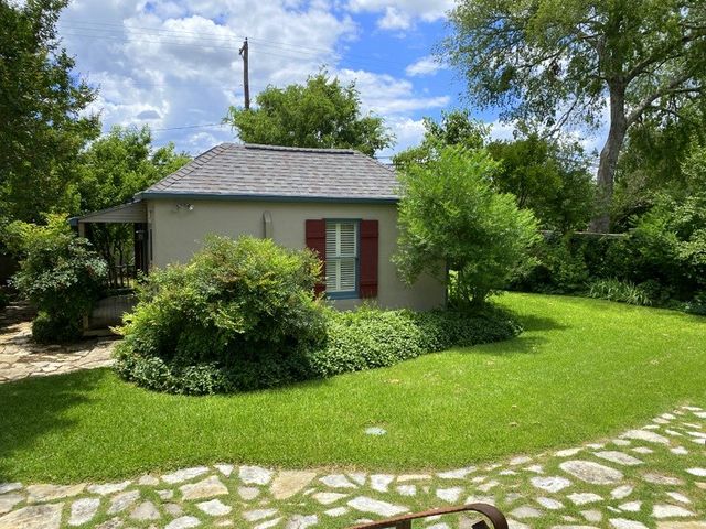 705 W Main St, Kerrville, TX 78028