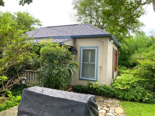 705 W Main St, Kerrville, TX 78028