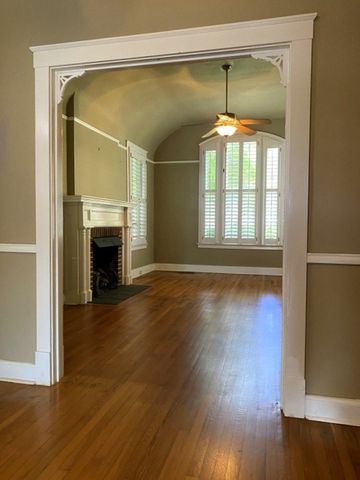 705 W Main St, Kerrville, TX 78028