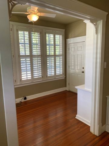 705 W Main St, Kerrville, TX 78028