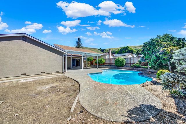 143 Primrose Ln, Vallejo, CA 94591