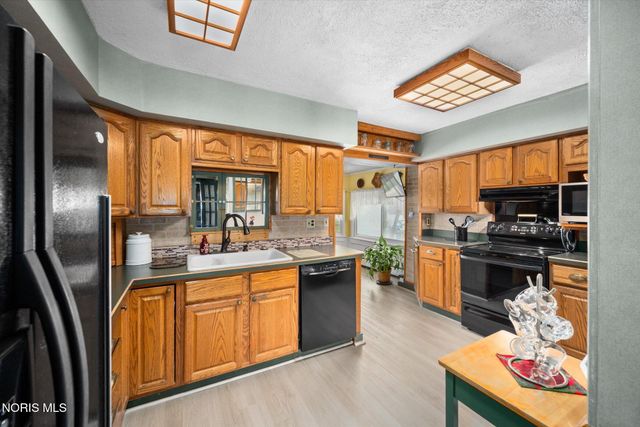 7159 Railroad Street, Holland, OH 43528