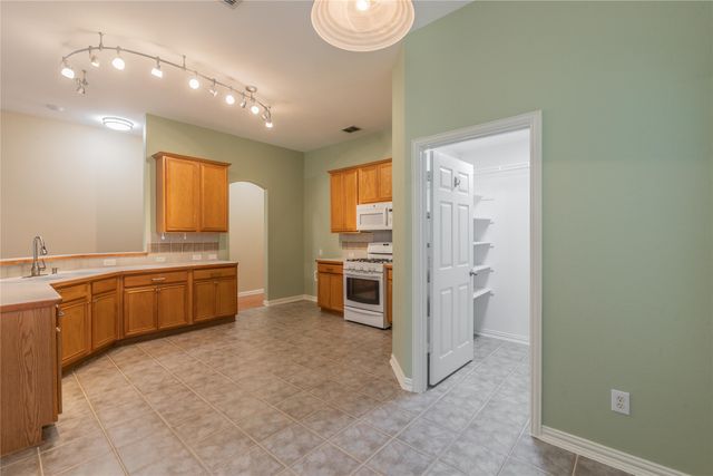 7801 Quiet Waters Drive, Arlington, TX 76016