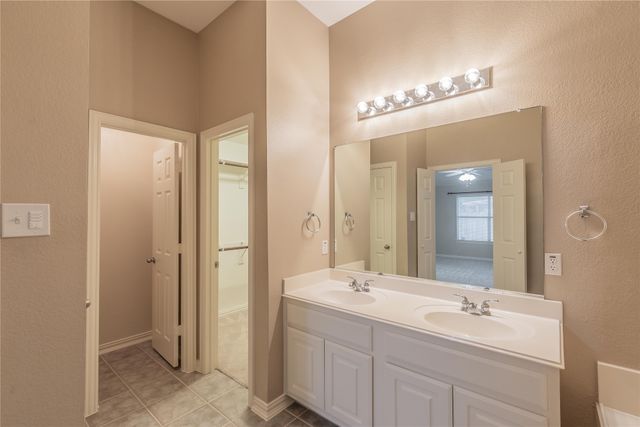 7801 Quiet Waters Drive, Arlington, TX 76016