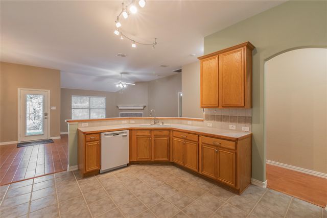 7801 Quiet Waters Drive, Arlington, TX 76016