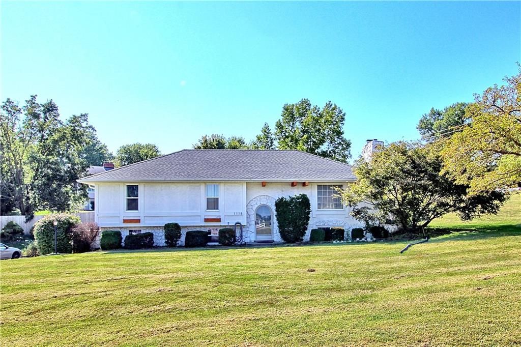 1118 N Leonard Road, St Joseph, MO 64506
