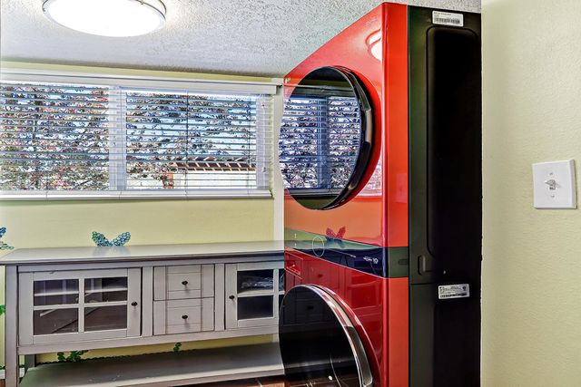 209 Hazeldine Avenue SW, Albuquerque, NM 87102