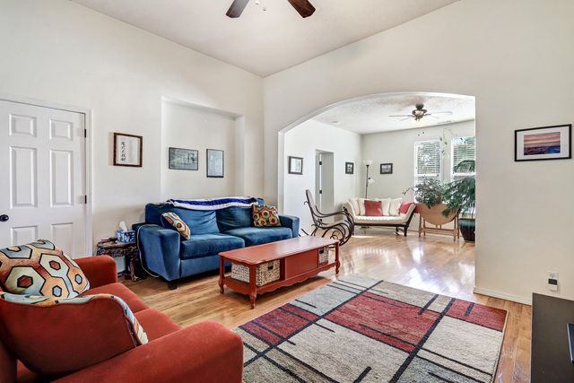 209 Hazeldine Avenue SW, Albuquerque, NM 87102