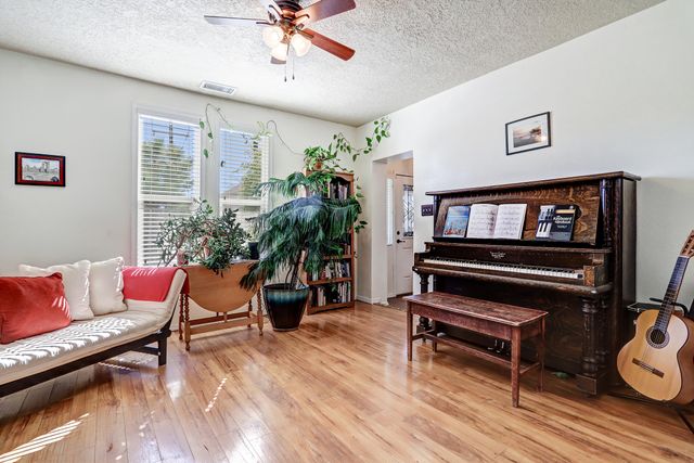 209 Hazeldine Avenue SW, Albuquerque, NM 87102