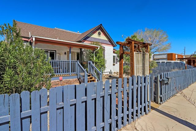 209 Hazeldine Avenue SW, Albuquerque, NM 87102