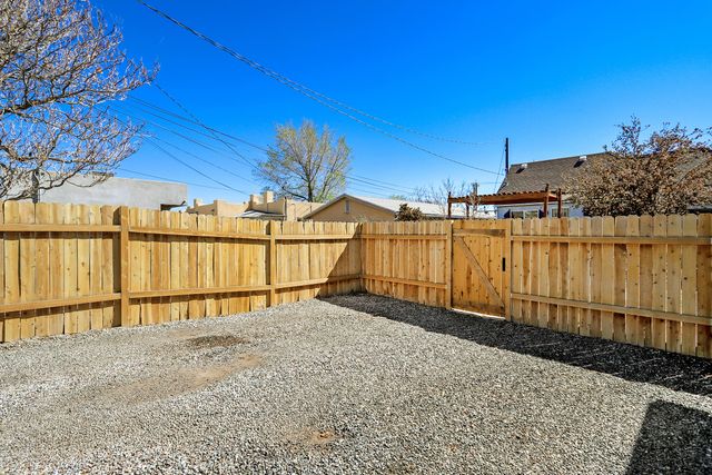 209 Hazeldine Avenue SW, Albuquerque, NM 87102