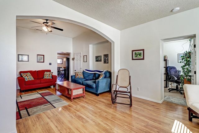 209 Hazeldine Avenue SW, Albuquerque, NM 87102