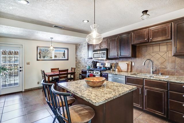 209 Hazeldine Avenue SW, Albuquerque, NM 87102