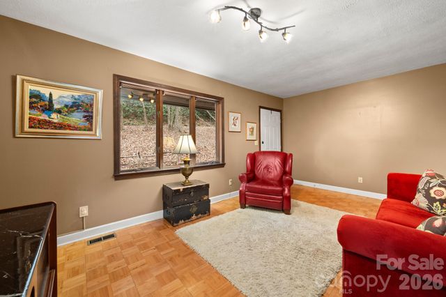 45 Crescent Drive, Hendersonville, NC 28739