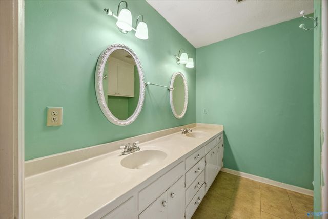 915 Way Thru The Woods SW, Decatur, AL 35603