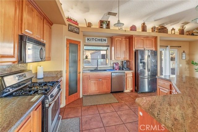 23053 Roundup Way, Apple Valley, CA 92308