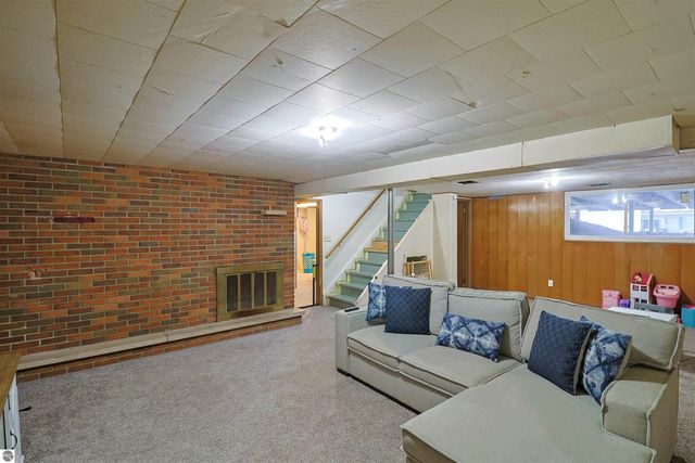 990 Glencoe Road, Alma, MI 48801