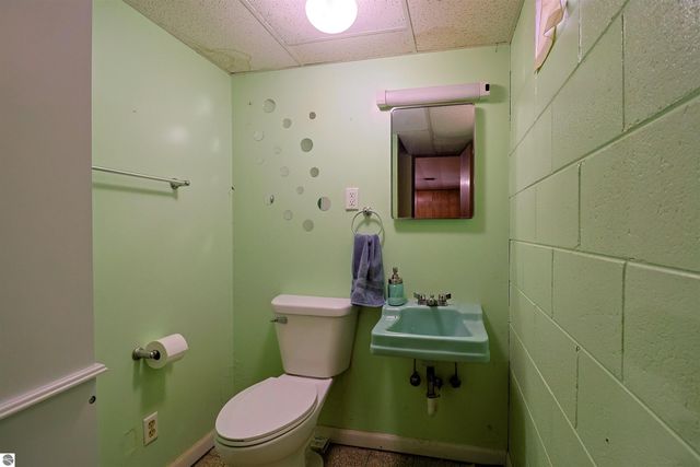 990 Glencoe Road, Alma, MI 48801