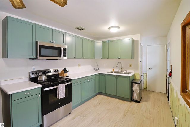 990 Glencoe Road, Alma, MI 48801