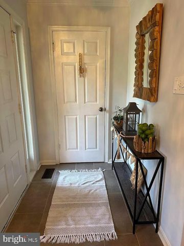 6035 CROWN ROYAL CIR, Alexandria, VA 22310