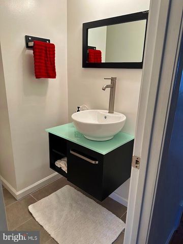 6035 CROWN ROYAL CIR, Alexandria, VA 22310