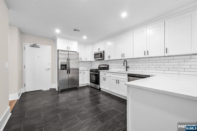 162 Closter Dock Road B, Closter, NJ 07624