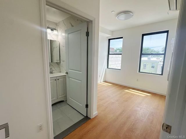 30-87 Steinway Street 4FL, Astoria, NY 11103