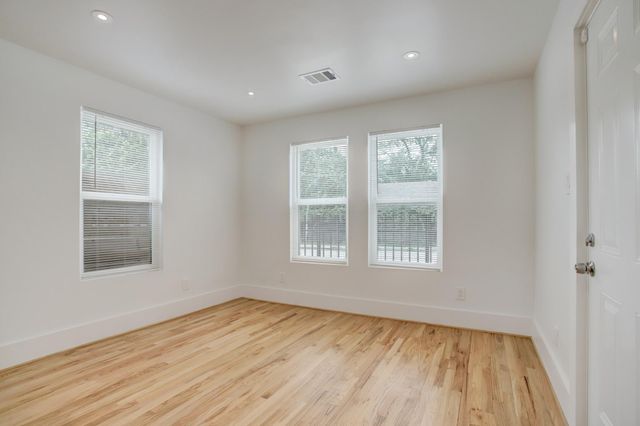 6109 N Main St, Houston, TX 77009