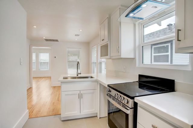 6109 N Main St, Houston, TX 77009