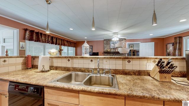 585 Lakeway Dr, Murray, KY 42071