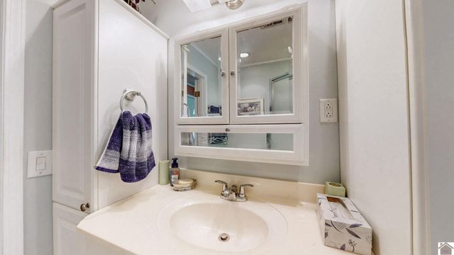 585 Lakeway Dr, Murray, KY 42071