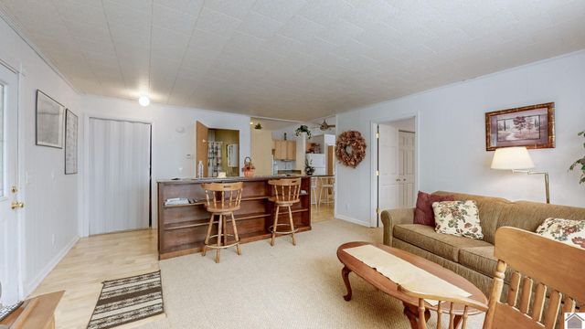 585 Lakeway Dr, Murray, KY 42071