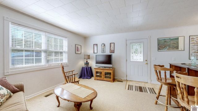 585 Lakeway Dr, Murray, KY 42071