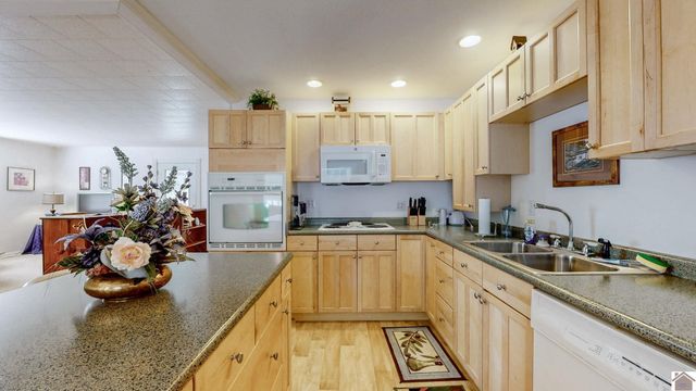 585 Lakeway Dr, Murray, KY 42071