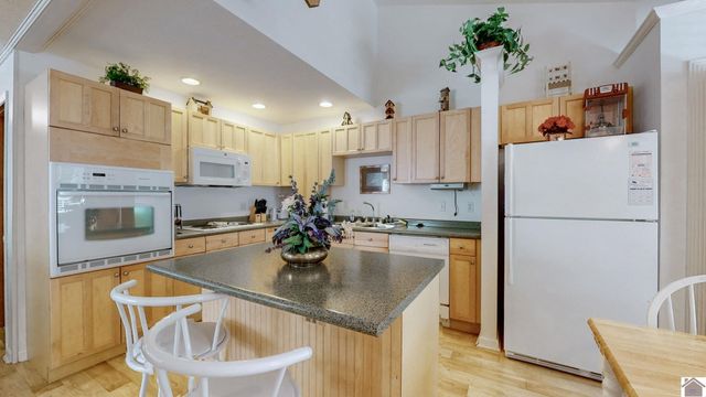 585 Lakeway Dr, Murray, KY 42071