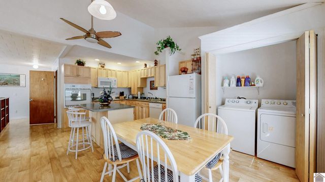 585 Lakeway Dr, Murray, KY 42071