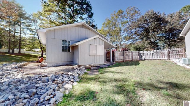 585 Lakeway Dr, Murray, KY 42071