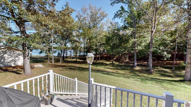 585 Lakeway Dr, Murray, KY 42071