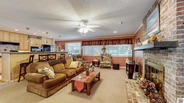 585 Lakeway Dr, Murray, KY 42071