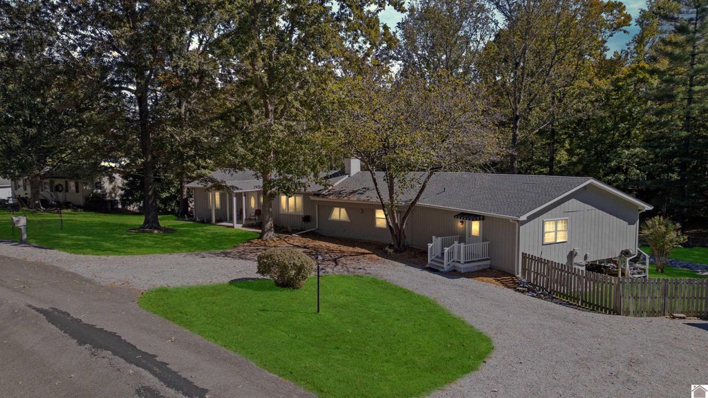 585 Lakeway Dr, Murray, KY 42071