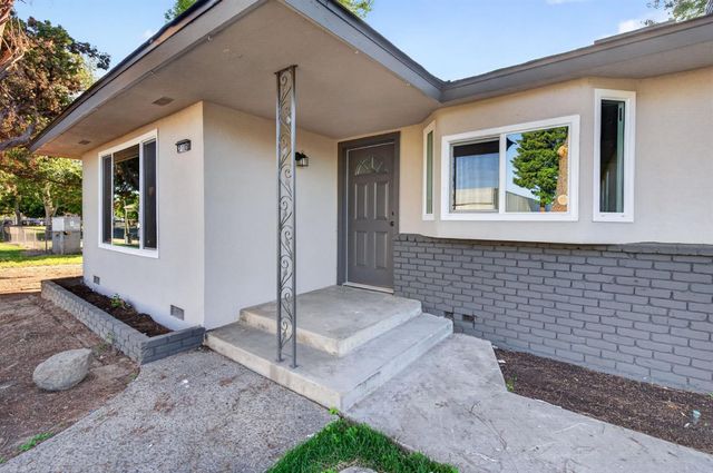 210 N Sunnyside Avenue, Clovis, CA 93611