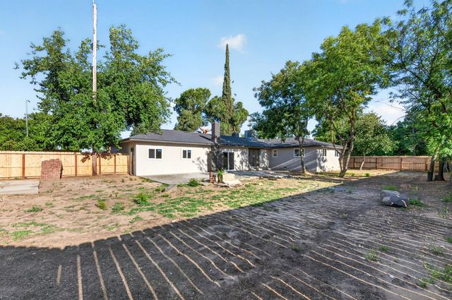 210 N Sunnyside Avenue, Clovis, CA 93611