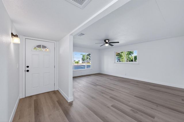 210 N Sunnyside Avenue, Clovis, CA 93611