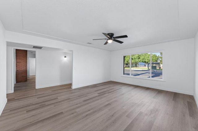 210 N Sunnyside Avenue, Clovis, CA 93611