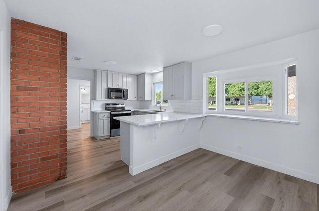 210 N Sunnyside Avenue, Clovis, CA 93611