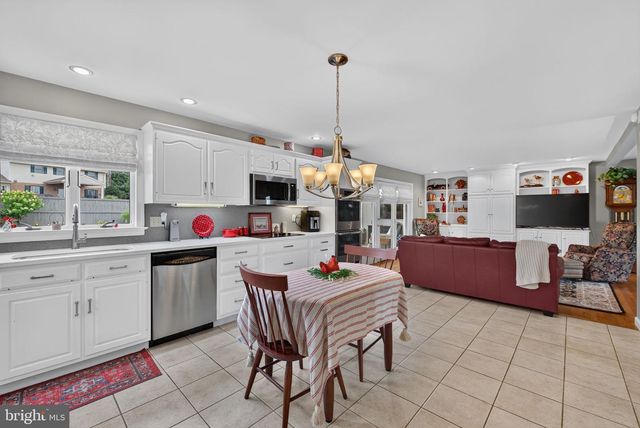 695 SUE DR, Lititz, PA 17543