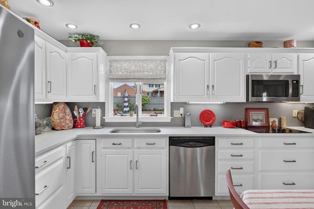 695 SUE DR, Lititz, PA 17543