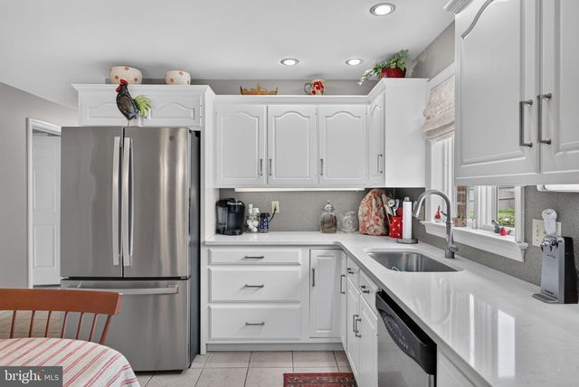 695 SUE DR, Lititz, PA 17543